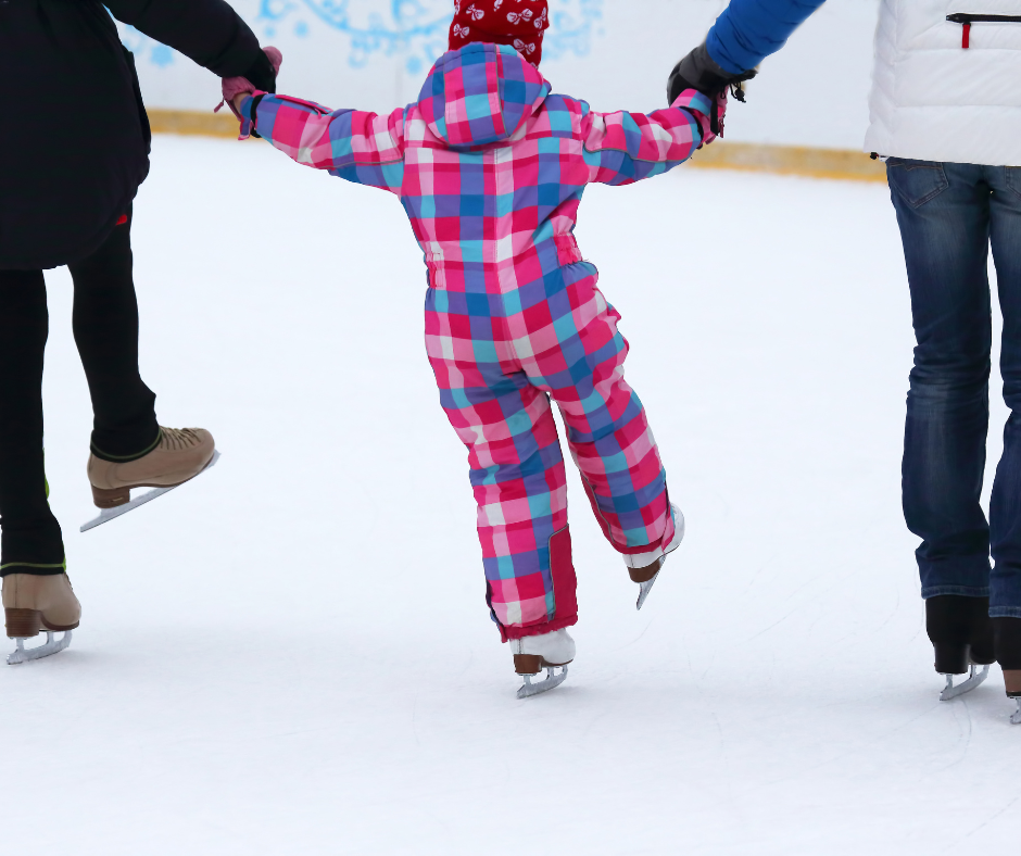 Weihnachten auf dem Eis: 4 Eisbahnen für den Familienspass im Tessin